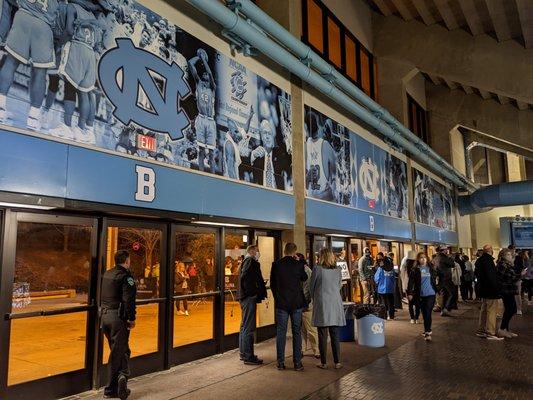 Inside the concourse area. Entrance / exit B.