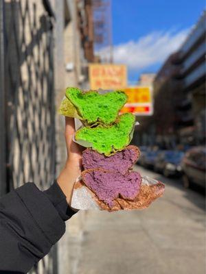 ig: @whatsviveating  |  pandan and ube sponge cake