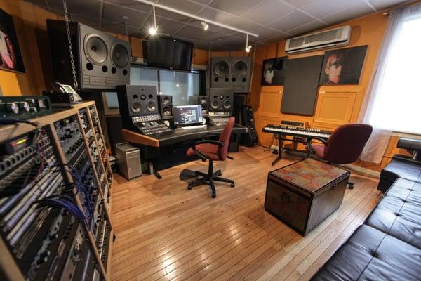 Smash Recording offering professional music services for over 25 years.  Amazing Gear, large live rooms, at great prices.