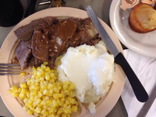 Roast beef, mashed potatoes, corn, and curb bread...  YUMMY!