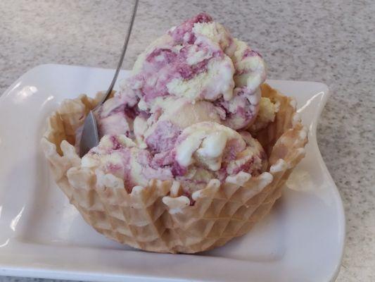 Sweet Lemon Blackberry in a waffle bowl.