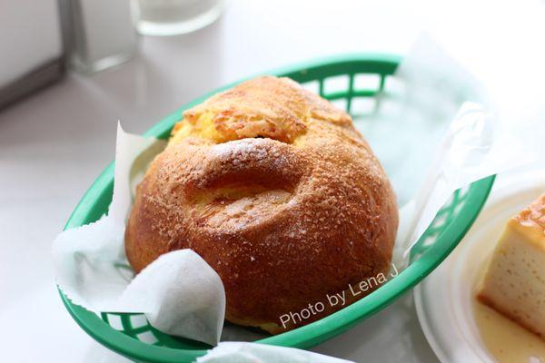 Pan Mojicón ($2.75) - not good. Bread is sweet and dry. Guava filling is way too sweet.