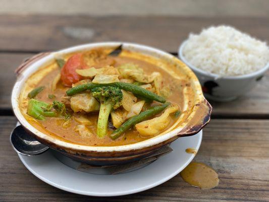 Curry Vegetables Chef's signature vegetarian dish, broccoli, cabbage, onion, tomatoes, string bean, eggplant and tofu puff