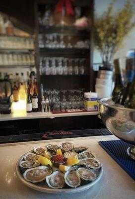 Looking for oysters? Look no further here at Psari you can enjoy our delicious raw oysters.