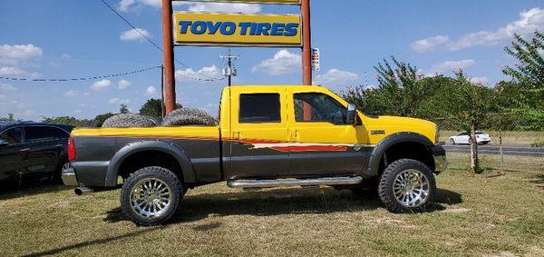 2008 Ford F250 4×4 with Cali Off-Road Summit rims & 35x12.50R22 Toyo Open Country M/T tires.