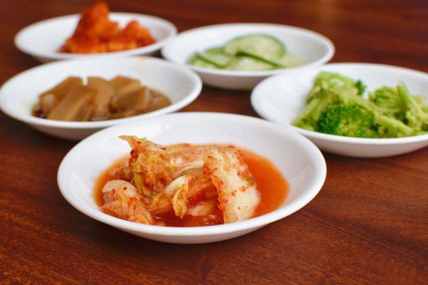 반찬 (banchan)  Side dishes