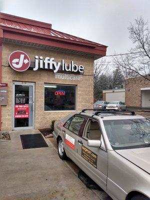 Alex Bajan von Krasnik service to my car at local Jiffy Lube  of Vienna Virginia