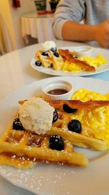 Waffles, bacon and eggs