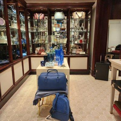 The most prestigious store in London, right here at the Beverly Hills hotel ! :)