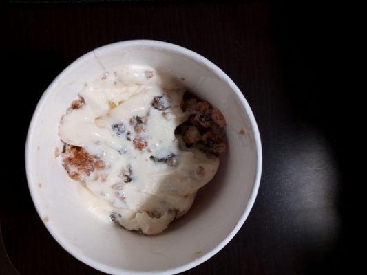 Cookie sundae with vanilla ice cream and oatmeal raisin cookie