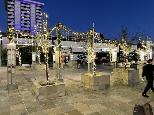 Beautiful plaza, great shopping & dining inside