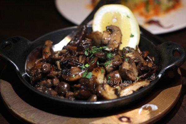 Setas a la Planta ($16) - grilled mushrooms, garlic, lemon, parsley. This was a table favorite.