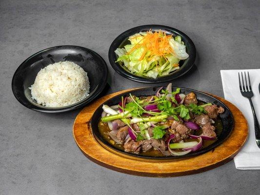 44. Sautéed diced beef filet mignon (served with steamed rice and house salad)