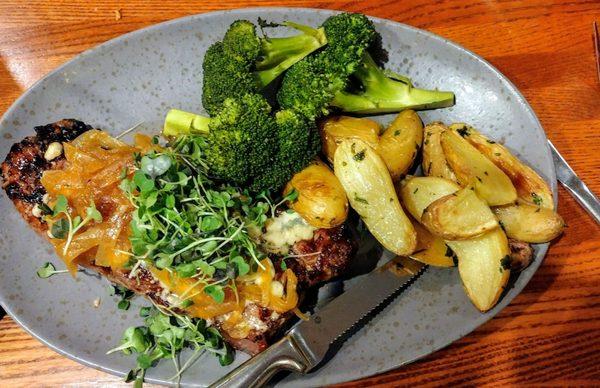 Steak with potatoes and broccoli