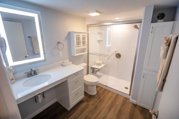 Main en-suite bathroom.