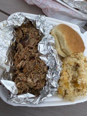 Pulled pork & cheese grits