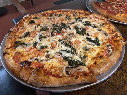 Spinach, mushroom, and tomato pizza