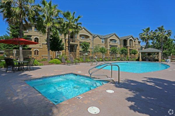 Relaxing Hot Tub at Broadleaf Apartments