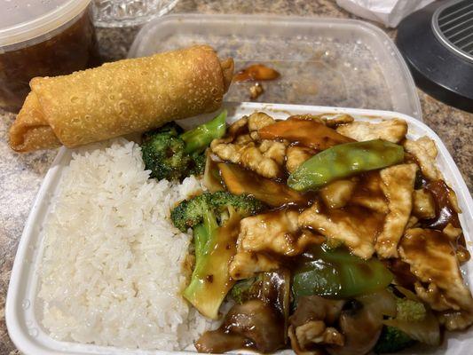 Hunan CHicken with white rice and veggie egg roll. OK