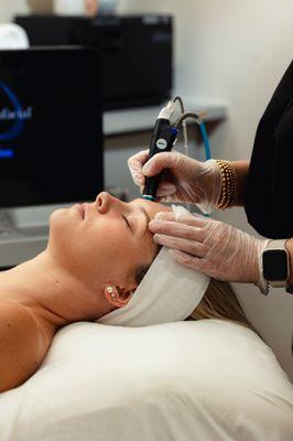 Hydrafacial for all skin types purifies, exfoliates, nourishes, and protects the skin.