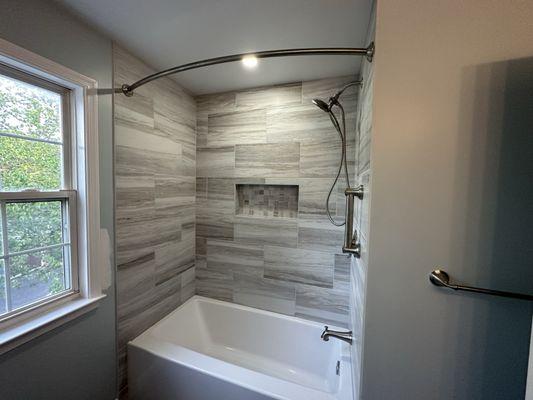 Hall bathroom tub area