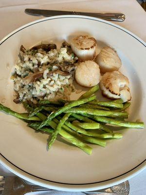 Sea scallops... cooked perfectly (and the asparagus too!)