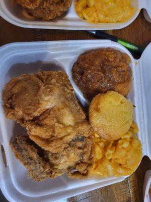 Big pieces of chicken, mac-n-cheese,  yams and apples with a corn muffin