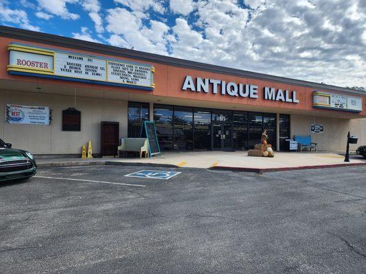 The front of The Rooster Antique Mall in New Braunfels, TX