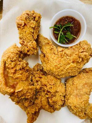 Very good and crispy chicken with dipping sauce (jeow). Too bad sticky rice to dip is separate.