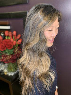 Side View: the texture Kacee got with the balayage is amaze!