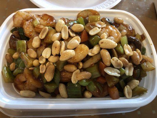 Spicy shrimp with vegetables and peanuts