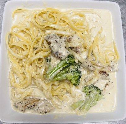 Fettuccine with chicken and broccoli