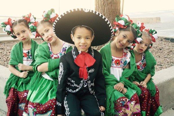 2016 group photo shoot with our mini folklorico dancers.