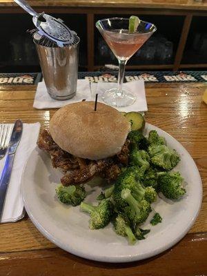 Pulled pork sandwich with broccoli - bite the Cosmo with "extra"