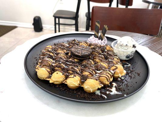 Mr. Bubbly Oreo Waffle, extra topping