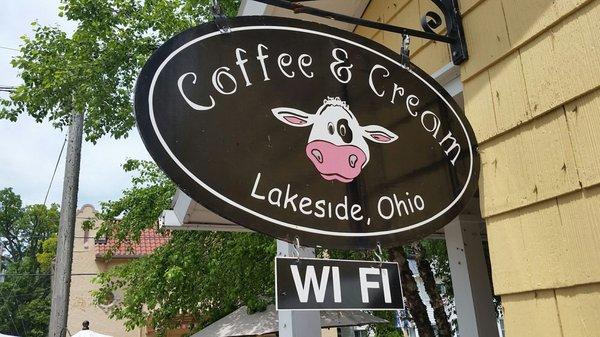 We visited Wednesday afternoon. I had fresh hot decaf black. Others had hot fudge sundaes from scoop ice cream.