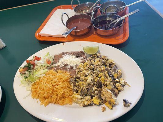 La machaca es  carne con huevito acompañado de arroz, frijoles y salsas.  También ofrecen tortillas de maíz  o harina