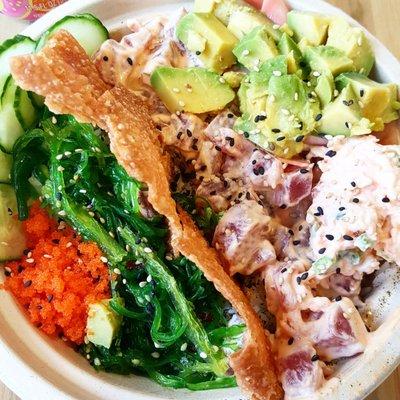 Ahi tuna customized bowl with sriracha aioli (spicy mayo, basically).