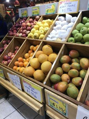 Assorted fruits.....the mangoes are delicious!