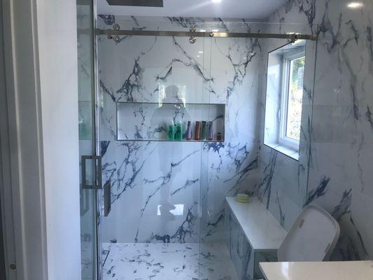 Miami's finest: Yeshua Cleaning ensures pristine bathrooms, sparkling tiles, and mirrors. Perfect for homes and Airbnbs!