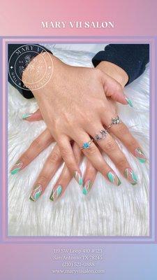 trendy-green-line-minimalist-design-nails