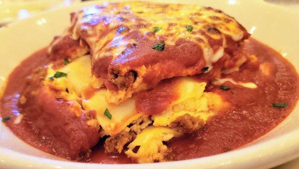 Mom's Lasagna- seasoned beef & Italian sausage, ricotta, marinara sauce. 5 stars. So fucking good! 1040 calories! :D