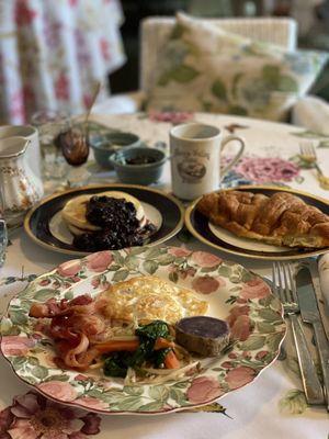 Tomomi always took care of us with cooked to order breakfast everyday.