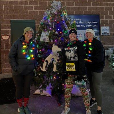 These 3- Dr. Tuma, Becky & Becca ran in the #dashingthruthelights @clippermagazinestadium Brr!!!