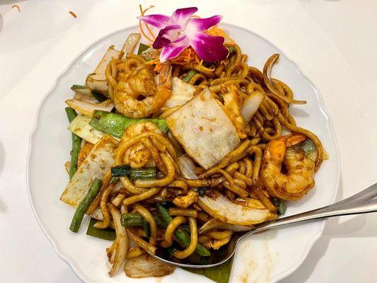 Udon noodles with shrimp.