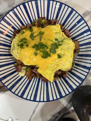 Corned beef poutine skillet