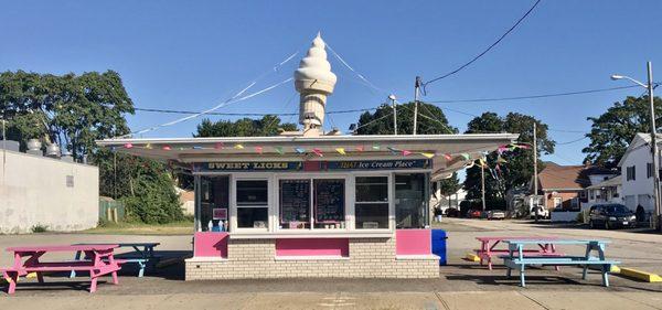 Look! It's that ice cream place!