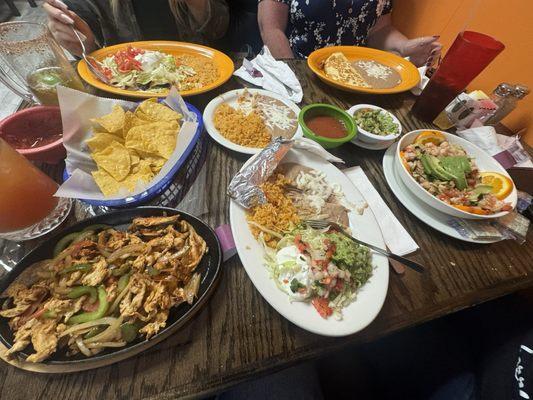 Chicken fajitas, micheladas