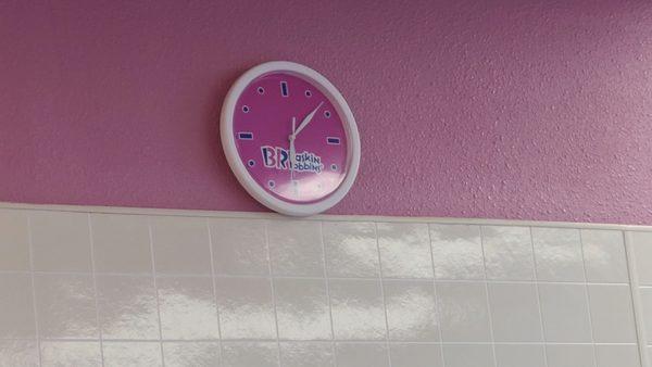 D' Baskin Robbins clock