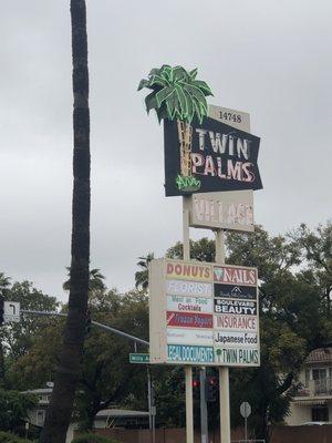 I love the shopping centers, neon twin Palms, perfect place for vintage store